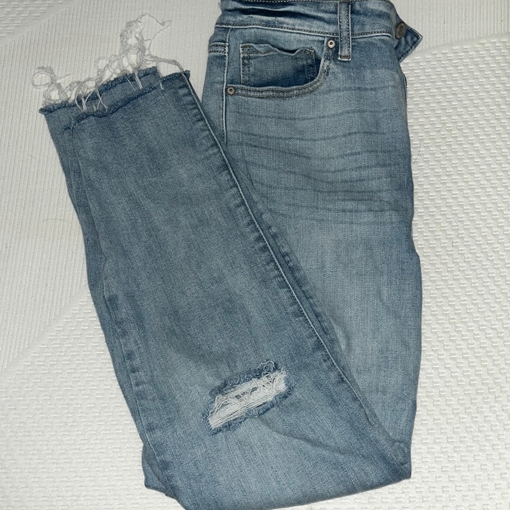 Light washed jeans one hole